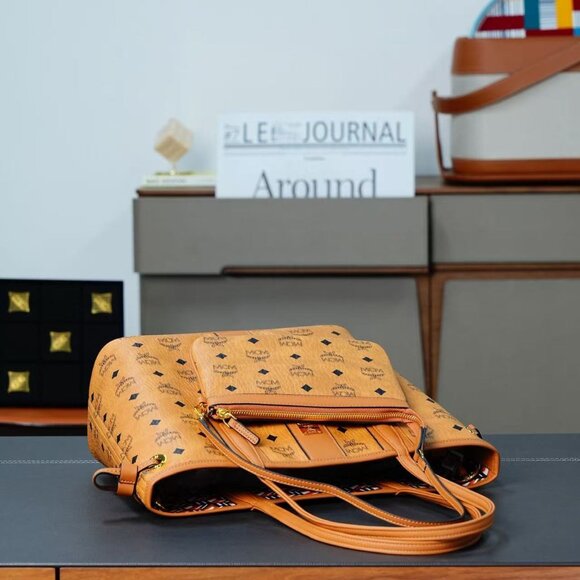 MCM Reversible Liz Shopper in Visetos - Picture 6 of 7